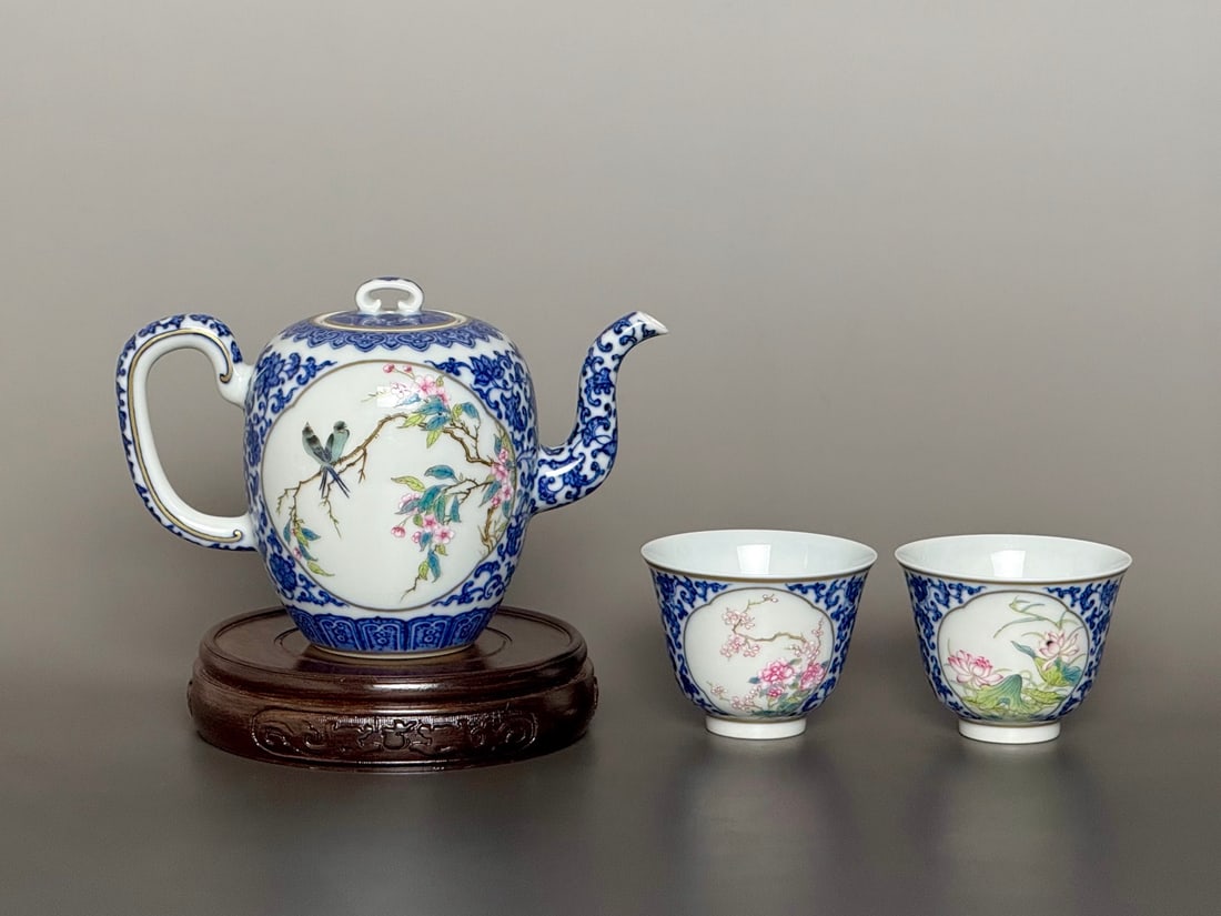 A set of blue and white entwined lotus with gold-edged flowers and birds in the Qing Dynasty: Qing Dynasty Yongzheng year blue and white entwined lotus with gold-edged flower and bird window tea set for four seasons Size:Kettle:Calibre:4cmH:10.5cmBellydiameter:8.2cmBottom:4.6cmGlass:Calibre:6.