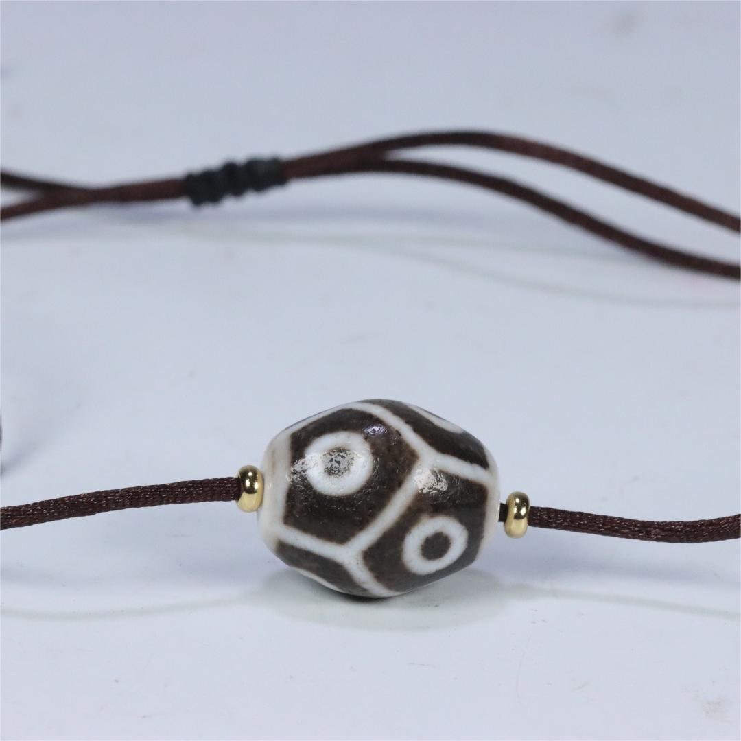 A beautiful agate Daluo turtle back six-eyed dzi: Exquisite agate Daluo turtle back six-eyed dzi Size:2.1x2.6cmW:0.017kg (The Dimensions Of All Batches Are Manually Measured.If You Need More Detailed Information, Please Contact Our Customer Service B