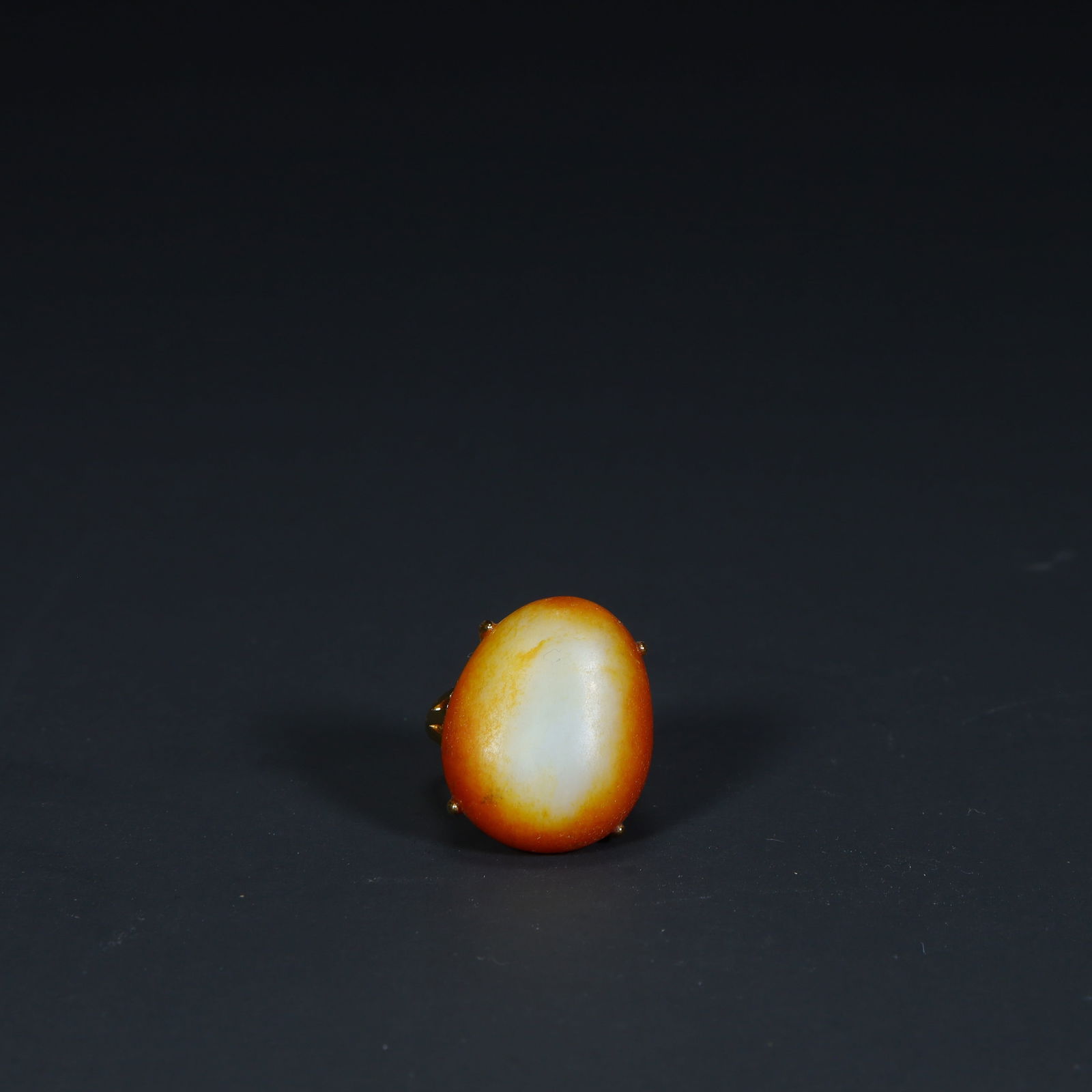 A Qing Dynasty gold-clad Hetian white jade red skin seed ring: Qing Dynasty gold-clad Hetian white jade red skin seed ring Size:H:2.5cmL: 3cmW:2cmW:10.8g (The Dimensions Of All Batches Are Manually Measured.If You Need More Detailed Information, Please Contact Ou
