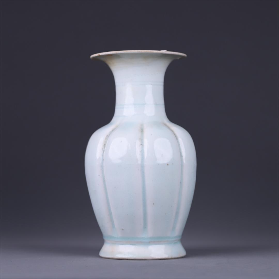 A shadow celadon glazed melon edge bottle of the Hutian kiln in the Song Dynasty (1 of 9)