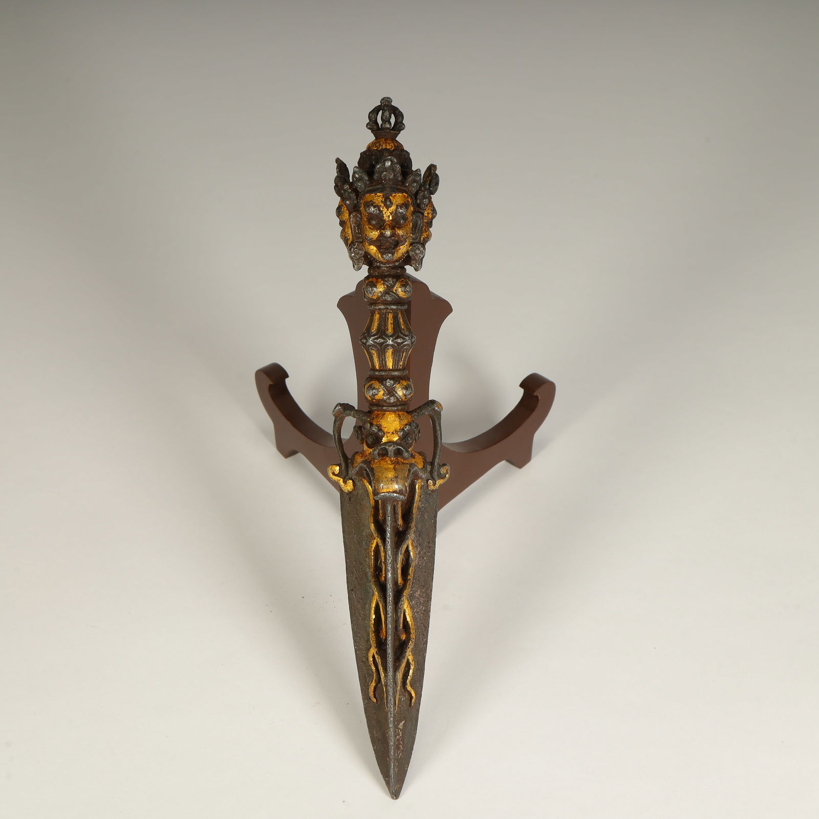 A fine vajra: Exquisite vajra Size:H:21.5cmL: 3.8cmW:3cmW:293g (The Dimensions Of All Batches Are Manually Measured.If You Need More Detailed Information, Please Contact Our Customer Service Before Bidding.)