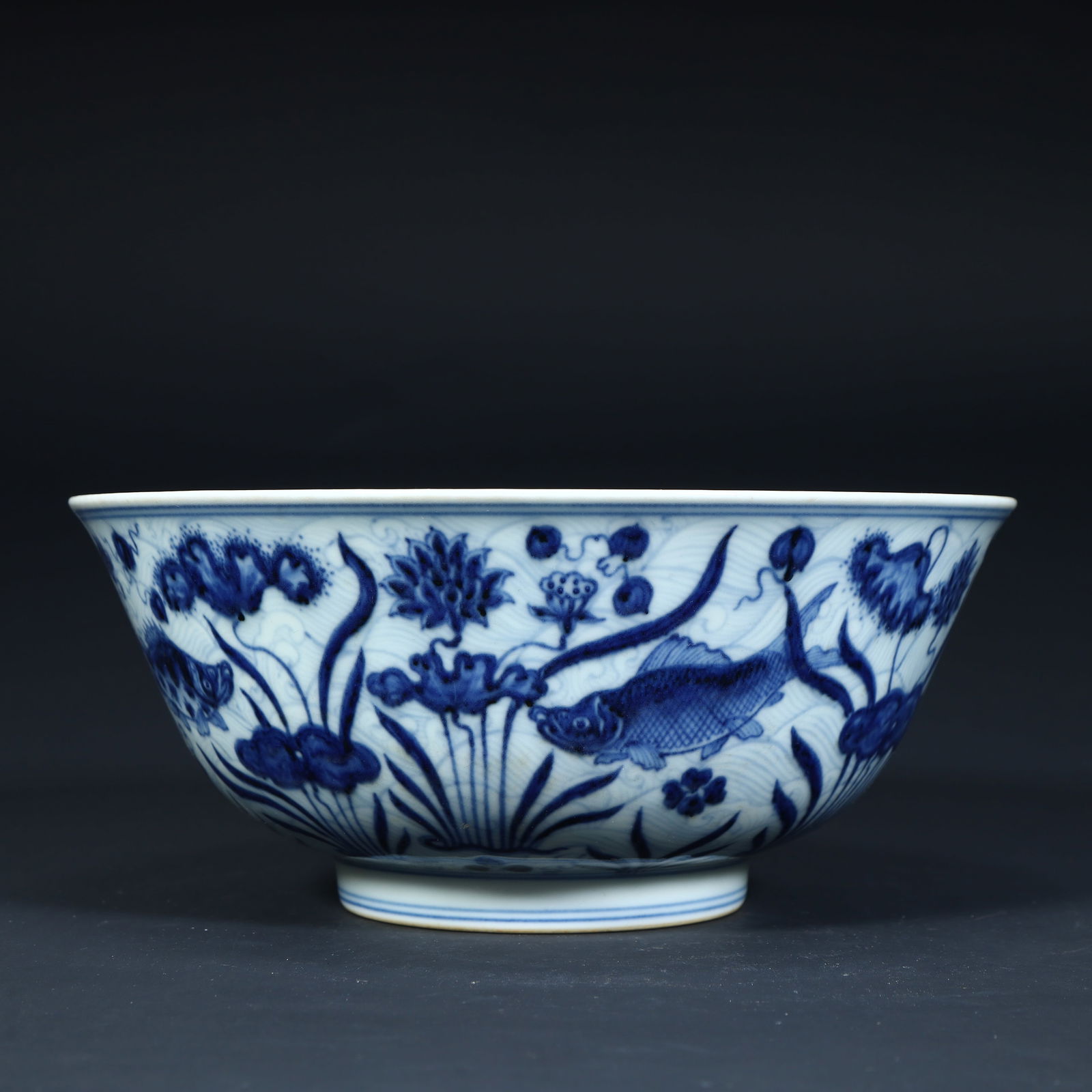A large bowl with a large pattern of broccoli in the Xuande style of the Ming Dynasty (1 of 11)
