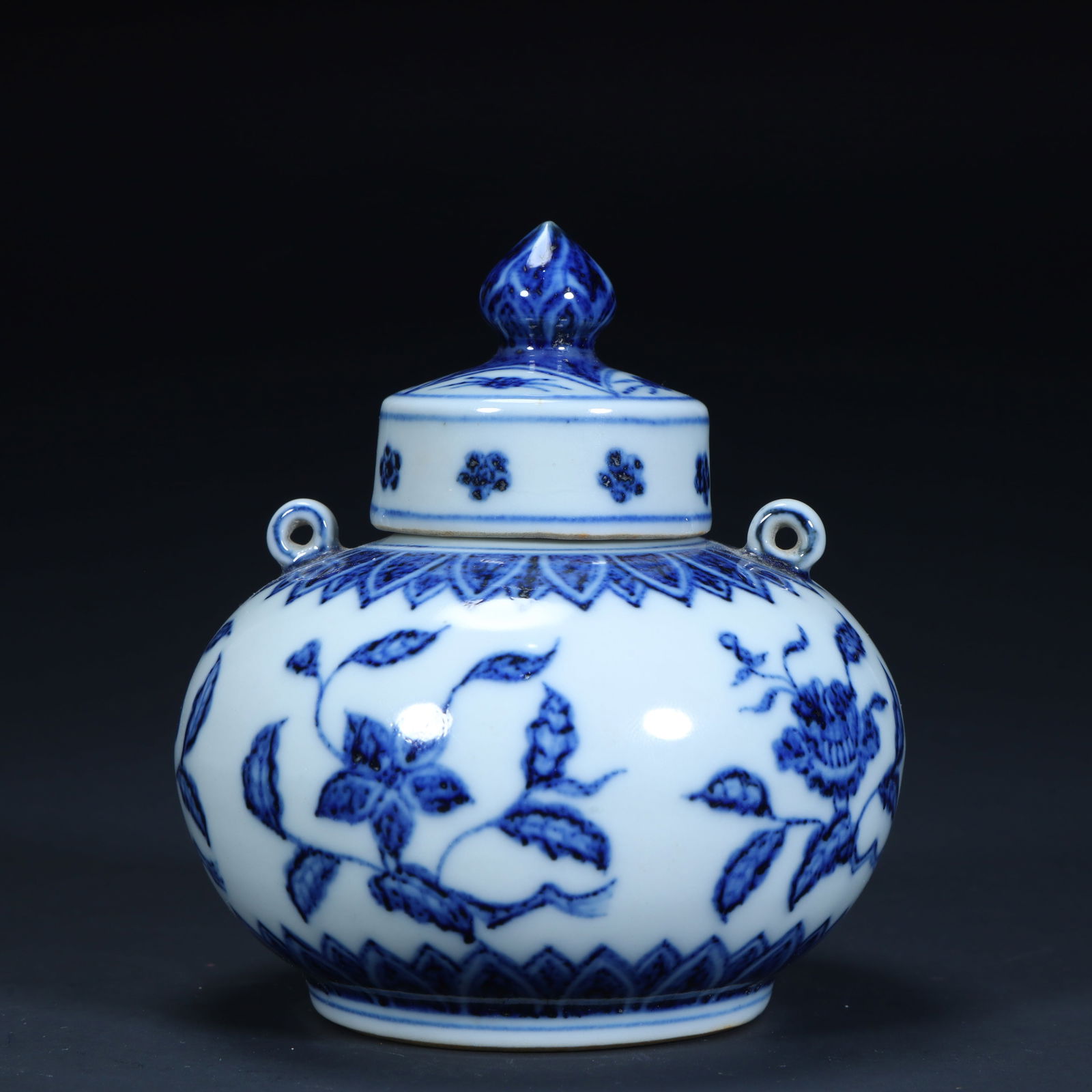 A Ming Dynasty blue and white entwined floral pattern double-tied lid jar: Ming Dynasty blue and white entwined floral pattern double-tied lid jar Size:H:11cmL: 10cmW:10cmW:322g (The Dimensions Of All Batches Are Manually Measured.If You Need More Detailed Information, Pleas