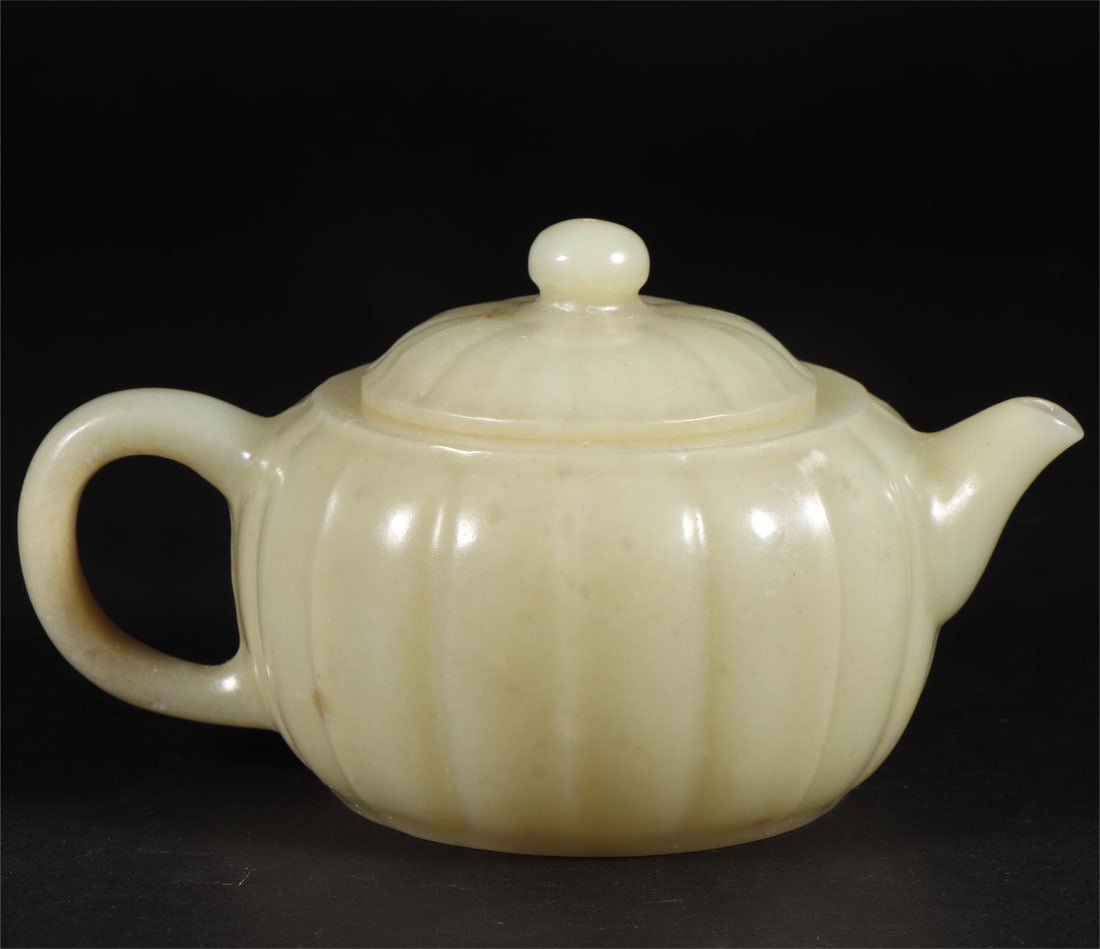 A Hetian jade pumpkin pot from the Qing Dynasty: Qing Dynasty Hetian jade pumpkin pot Size:L:14cmW:9.5cmH:7.6cmW:258g (The Dimensions Of All Batches Are Manually Measured.If You Need More Detailed Information, Please Contact Our Customer Service Bef