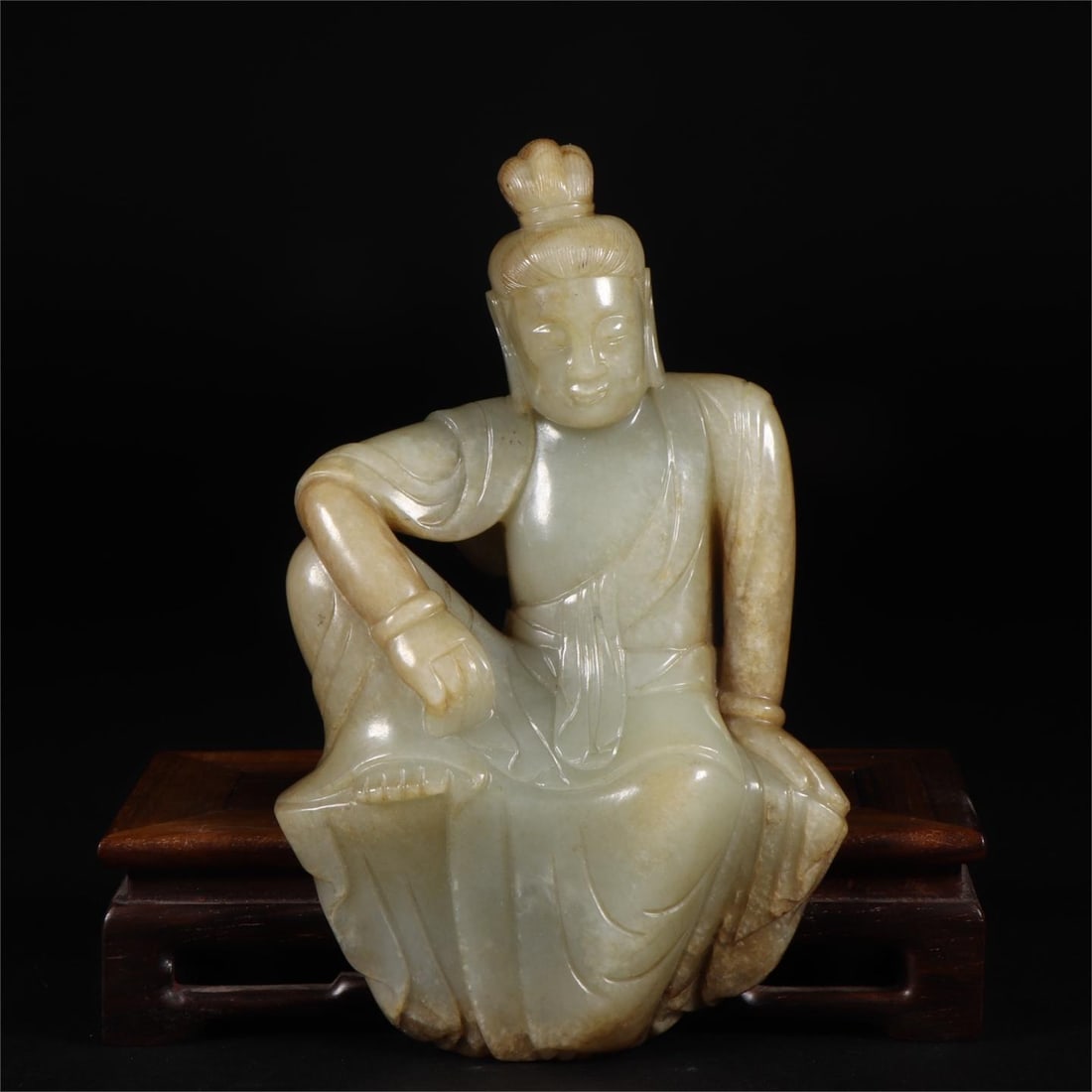 A seated statue of Guanyin Bodhisattva of Hetian jade seed material in the Ming Dynasty: The Ming Dynasty's Hetian jade seed material is a seated statue of Guanyin Bodhisattva Size:L:9.5cmW:3.6cmH:15.3cmW:470g (The Dimensions Of All Batches Are Manually Measured.If You Need More Detailed