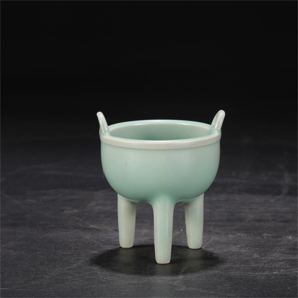 A celadon cauldron furnace of the Song Dynasty Longquan kiln (1 of 9)