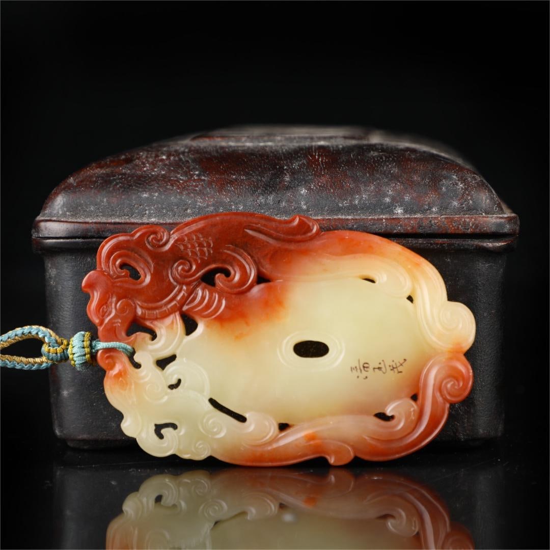 A beautiful Shoushan hibiscus stone plaque: Exquisite Shoushan hibiscus stone plaque Size:W:57gL:8cmW:5cm (The Dimensions Of All Batches Are Manually Measured.If You Need More Detailed Information, Please Contact Our Customer Service Before Bid