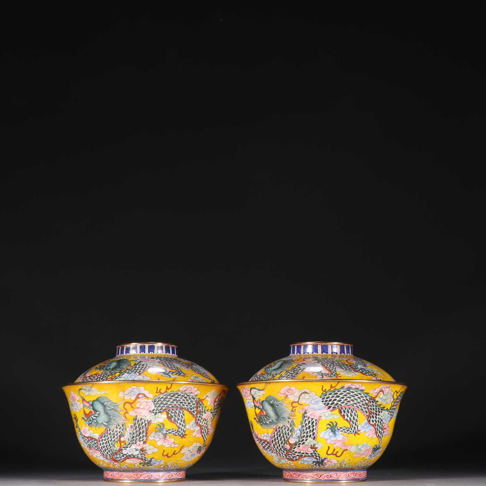 A pair of copper tire painting enamel dragon pattern bowls from the Qing Dynasty: Qing Dynasty copper tire painting enamel dragon pattern gaiwan Size:H:8.8cmW:10.8cmW:0.320kg (The Dimensions Of All Batches Are Manually Measured.If You Need More Detailed
