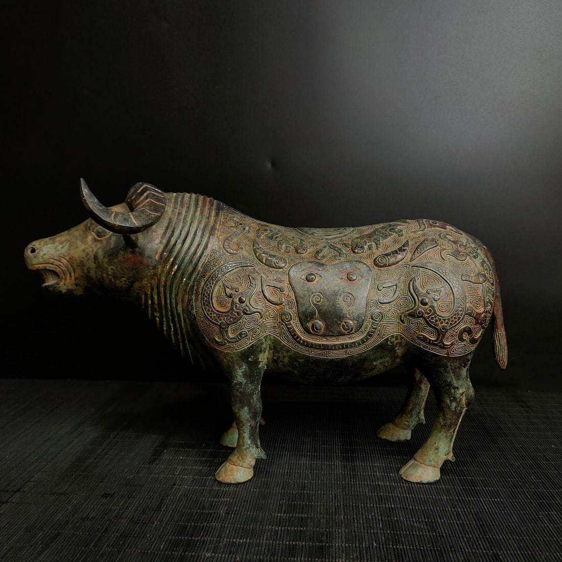 A bronze bull statue of the Warring States period: The bronze bull statue of the Warring States period Size:H:21cmW:17cmL:36cmW:2.800kg (The Dimensions Of All Batches Are Manually Measured.If You Need More Detailed Information,
