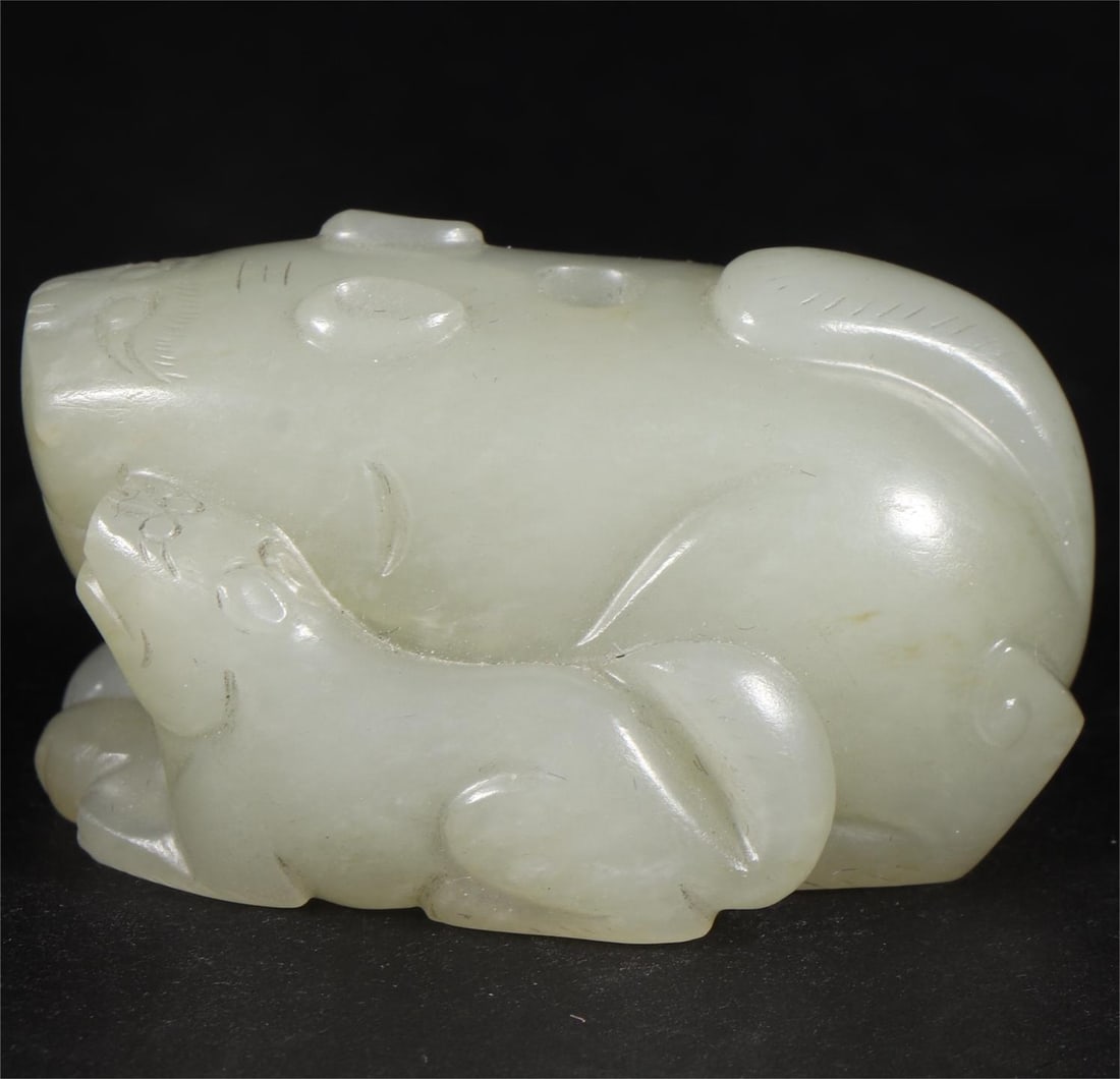 A Qing Dynasty Hetian jade seed material auspicious beast: The Hetian jade seed material auspicious beast of the Qing Dynasty Size:L:4.4cmW:2.7cmH:2.4cmW:48g (The Dimensions Of All Batches Are Manually Measured.If You Need More Detailed