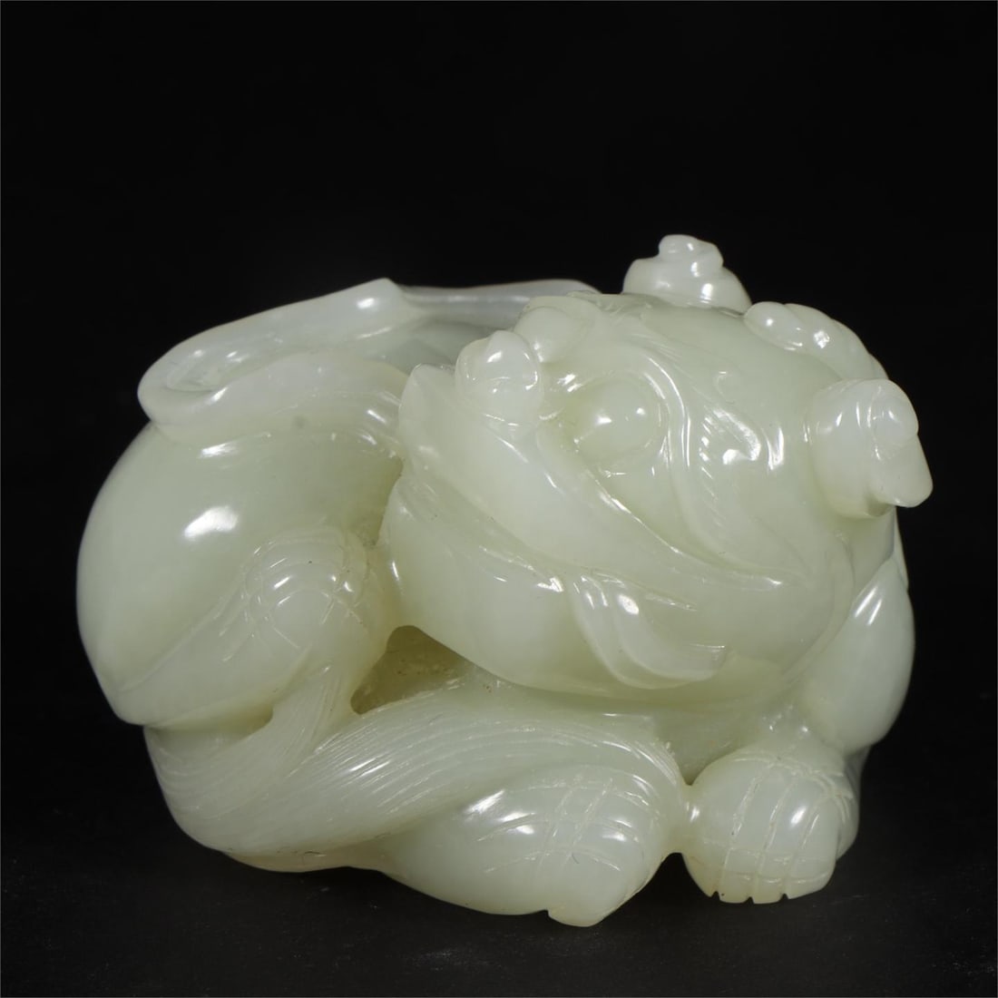 A piece of Hetian jade lion handle piece of the Qing Dynasty: The Hetian jade lion handle of the Qing Dynasty Size:L:5.8cmW:4.8cmH:3.9cmW:148g (The Dimensions Of All Batches Are Manually Measured.If You Need More Detailed Information, Please