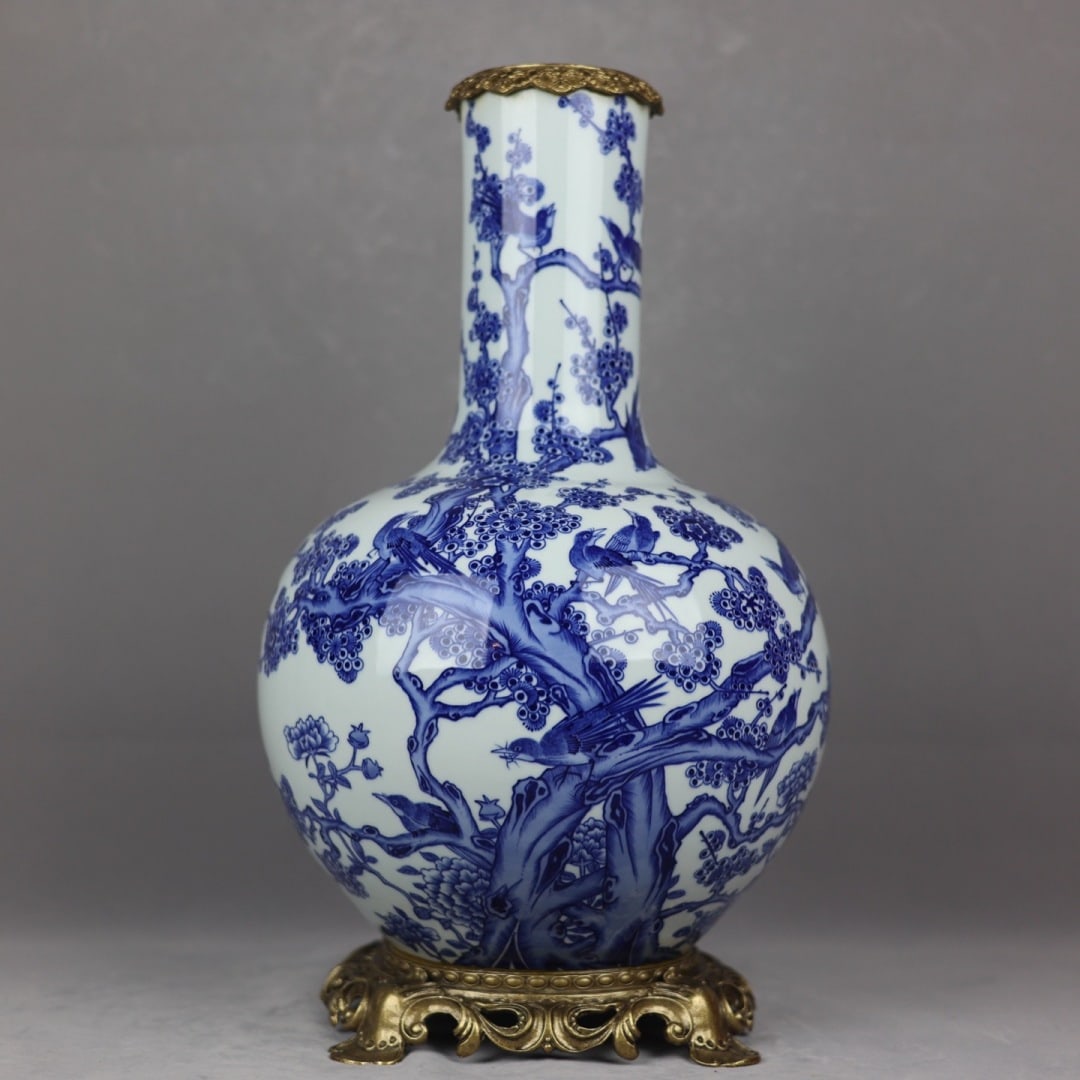 An Exquisite Blue and White Inlaid Bronze Flower and Bird Pattern Vase: An Exquisite Blue and White Inlaid Bronze Flower and Bird Pattern Vase Qing Dynasty, China Qianlong Six-character Mark Size:45cmx27cm (The Dimensions Of All Batches Are Manually Measured.If You