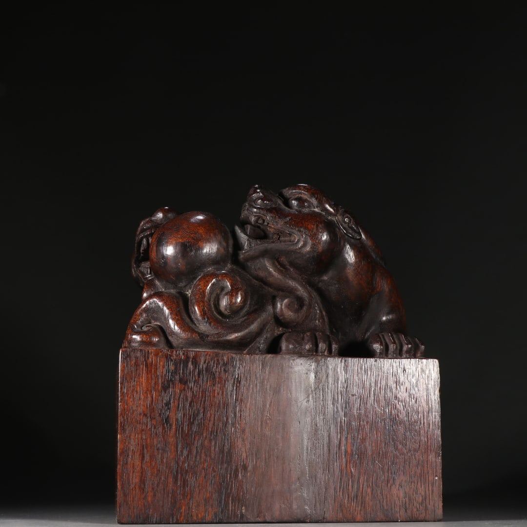 An Exquisite Eaglewood Auspicious Beast Seal: An Exquisite Eaglewood Auspicious Beast Seal Qing Dynasty, China Size:18.2cmx14.7cm Weight:850g (The Dimensions Of All Batches Are Manually Measured.If You Need More Detailed Information, Please Conta
