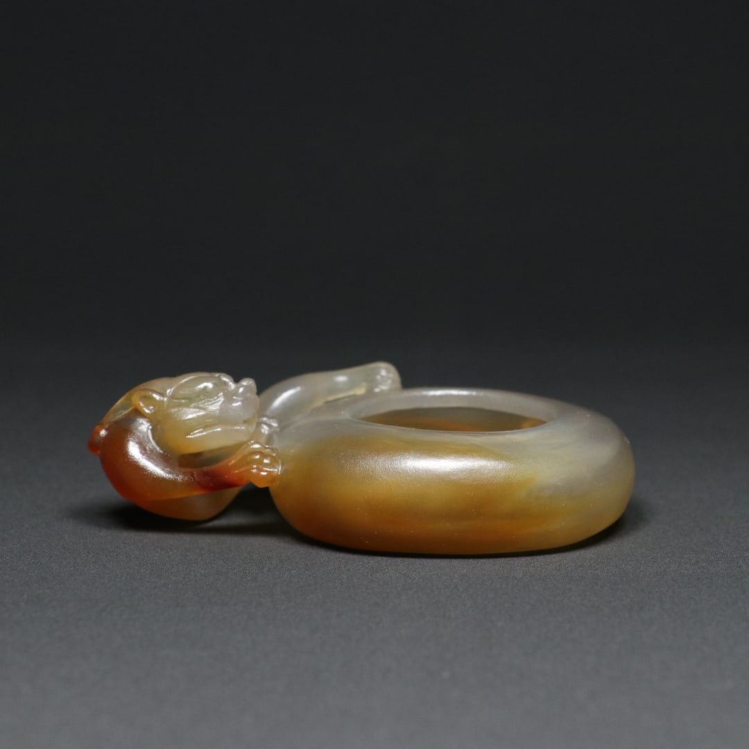An Exquisite Agate Dragon Pattern Brush Washer Ornament: An Exquisite Agate Dragon Pattern Brush Washer Ornament Qing Dynasty, China Size:12.4cmx8.3cmx3.7cm Weight:202.3g (The Dimensions Of All Batches Are Manually Measured.If You Need More Detailed