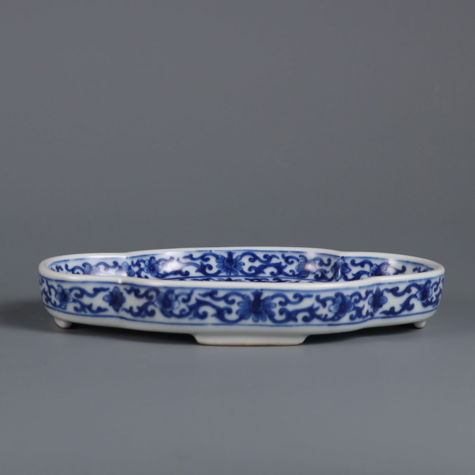 An Exquisite Blue and White Lotus Pattern with poem Brush Washer: An Exquisite Blue and White Lotus Pattern with poem Brush Washer Qing Dynasty, China Jiaqing Six-character Mark Size:2.6cmx16cmx11.5cm (The Dimensions Of All Batches Are Manually Measured.If You Need