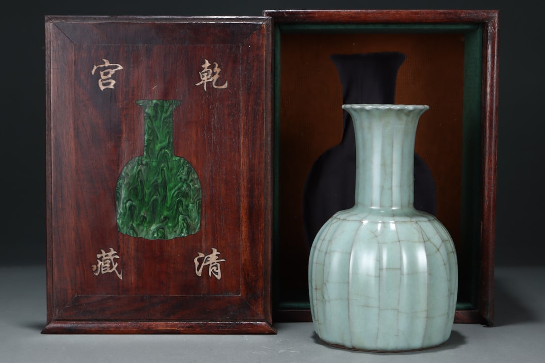 An Exquisite Guan yao Vase: An Exquisite Guan yao Vase Song Dynasty, China Size:21.5cmx13.7cm (The Dimensions Of All Batches Are Manually Measured.If You Need More Detailed Information, Please Contact Our Customer Service Before