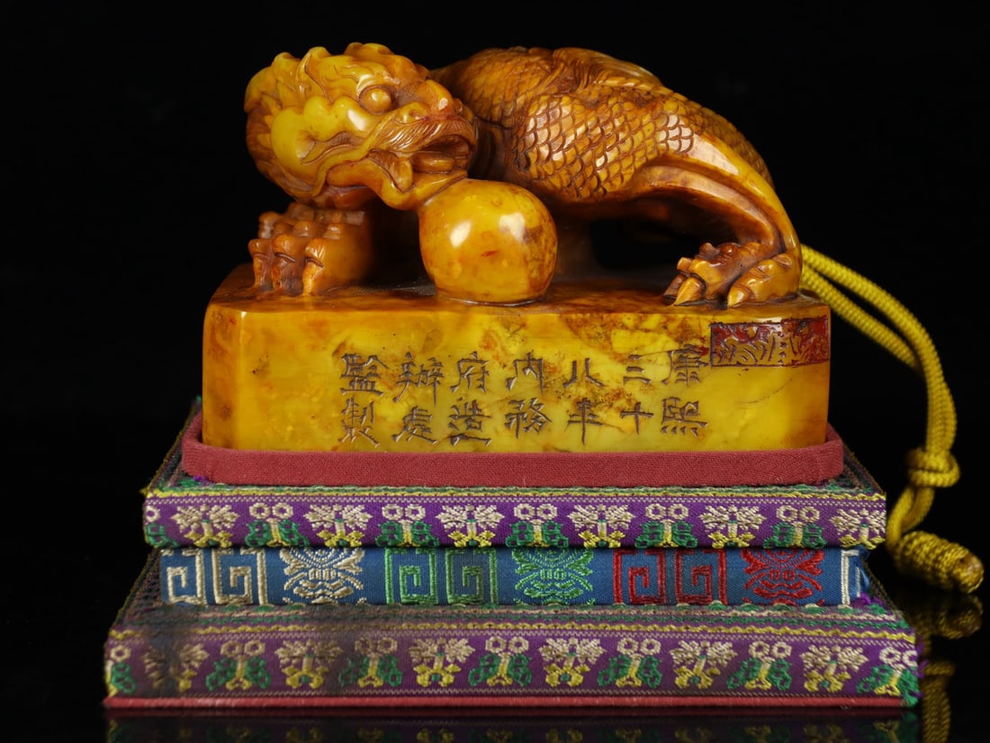 An Exquisite Shoushan Stone Dragon Seal Ornament: An Exquisite Shoushan Stone Dragon Seal Ornament Qing Dynasty, China Size:9cmx12.8cmx9.5cm Weight:1506g (The Dimensions Of All Batches Are Manually Measured.If You Need More Detailed Information, Plea