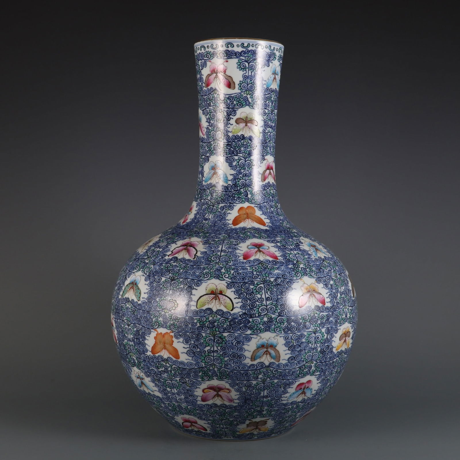 An Exquisite Famille-Rose Blue and White Flower and Butterfly Pattern Vase: An Exquisite Famille-Rose Blue and White Flower and Butterfly Pattern Vase Qing Dynasty, China Qianlong Six-character Mark Size:49cmx30cm (The Dimensions Of All Batches Are Manually Measured.If