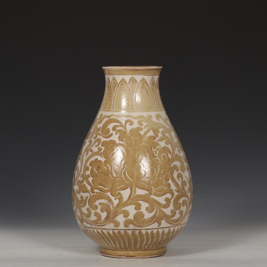 An Exquisite Ding yao Lotus Pattern Vase: An Exquisite Ding yao Lotus Pattern Vase Song Dynasty, China Size:26cmx17cm (The Dimensions Of All Batches Are Manually Measured.If You Need More Detailed Information, Please Contact Our Customer