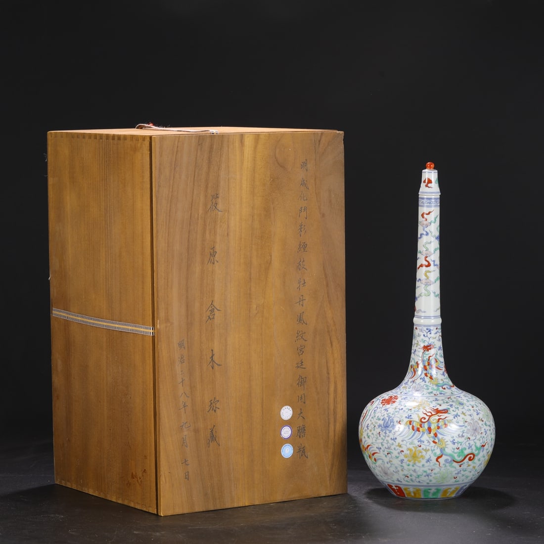 An Exquisite Doucai Lotus Pattern Phoenix Pattern Vase: An Exquisite Doucai Lotus Pattern Phoenix Pattern Vase Ming Dynasty, China Chenghua Six-character Mark Size:48.5cmx19cm (The Dimensions Of All Batches Are Manually Measured.If You Need More Detailed I