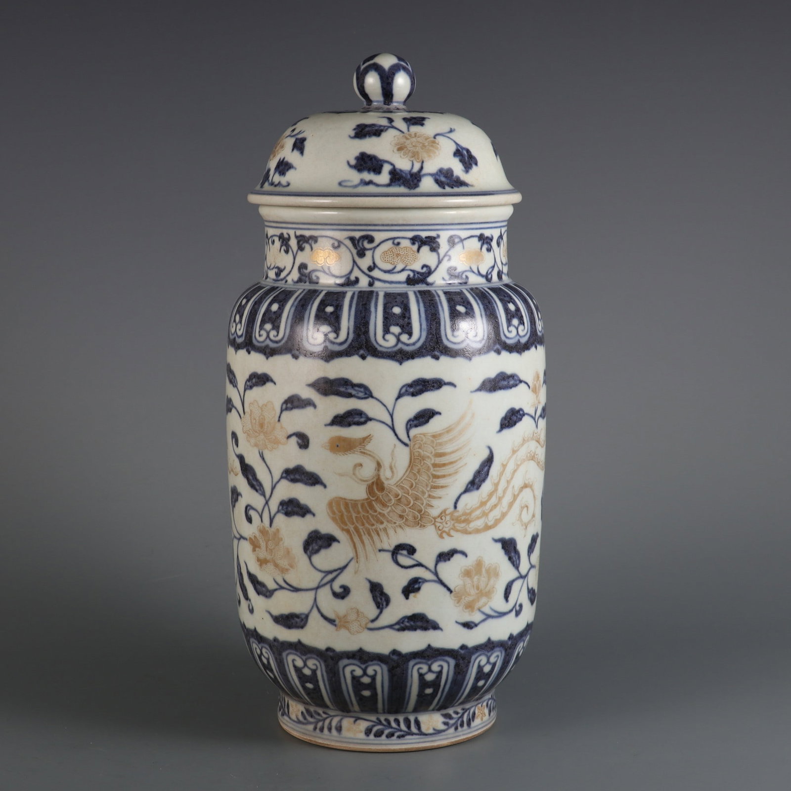 An Exquisite Blue and White Iron-Red Painted Gold Phoenix Pattern Flower Pattern Jar: An Exquisite Blue and White Iron-Red Painted Gold Phoenix Pattern Flower Pattern Jar Ming Dynasty, China Xuande Six-character Mark Size:33.9cmx15cm (The Dimensions Of All Batches Are Manually Measured