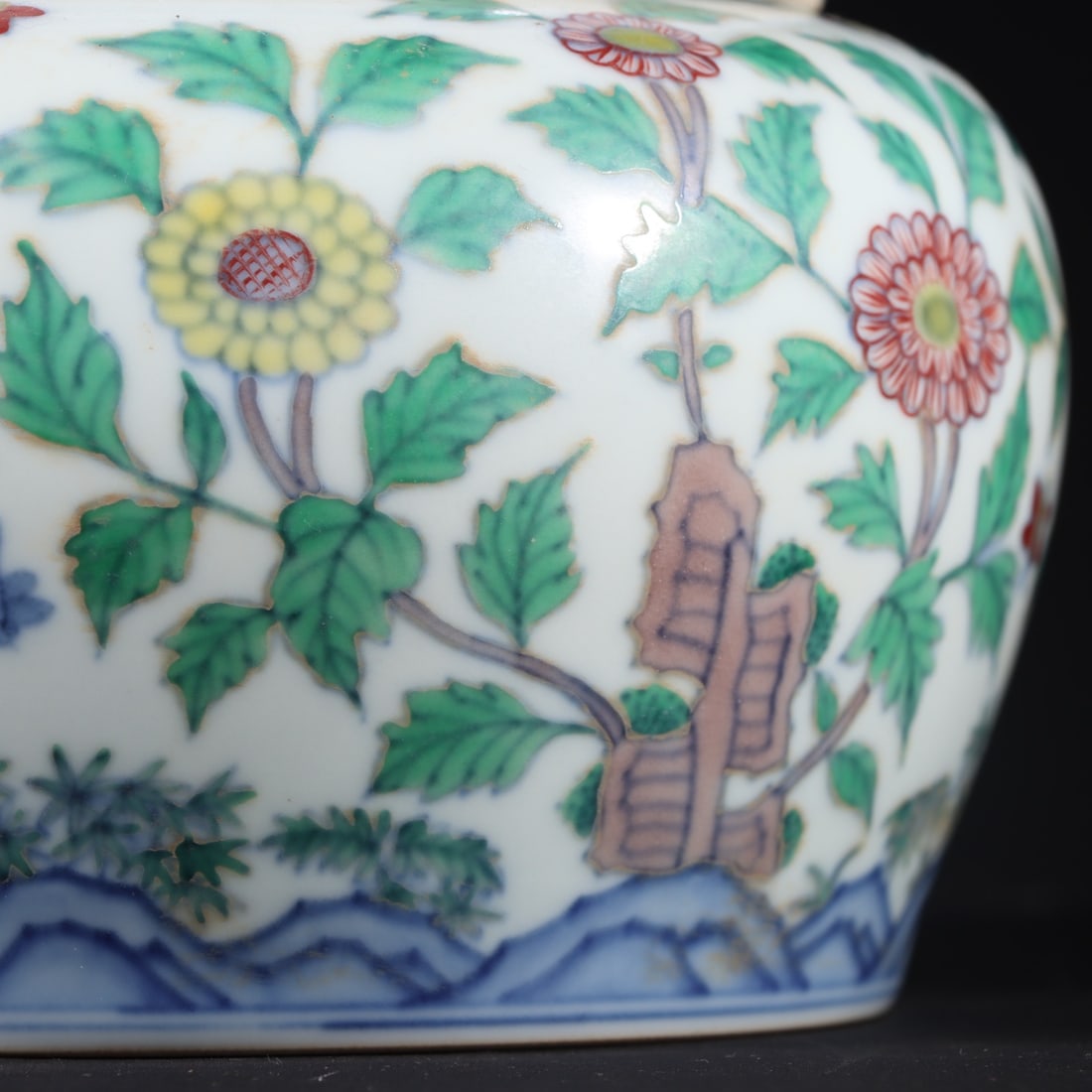 A Rare Doucai Flower Pattern Jar - 6