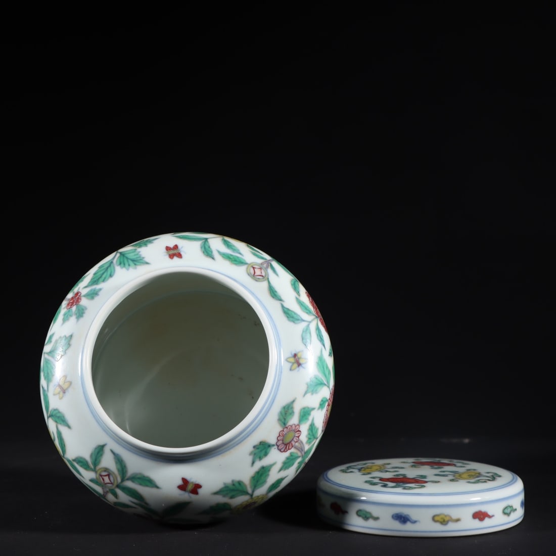 A Rare Doucai Flower Pattern Jar - 8