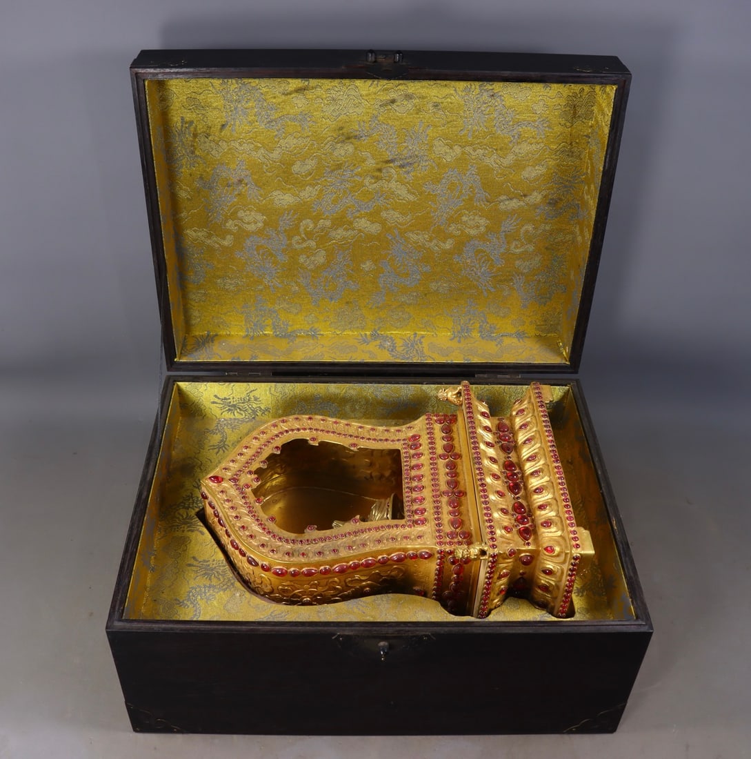 An Exquisite Gilt Bronze Inlaid Gems Niche: An Exquisite Gilt Bronze Inlaid Gems Niche Qing Dynasty, China Qianlong Four-character Mark Size:31.5cmx21cmx15.5cm Weight:4334g (The Dimensions Of All Batches Are Manually Measured.If You Need
