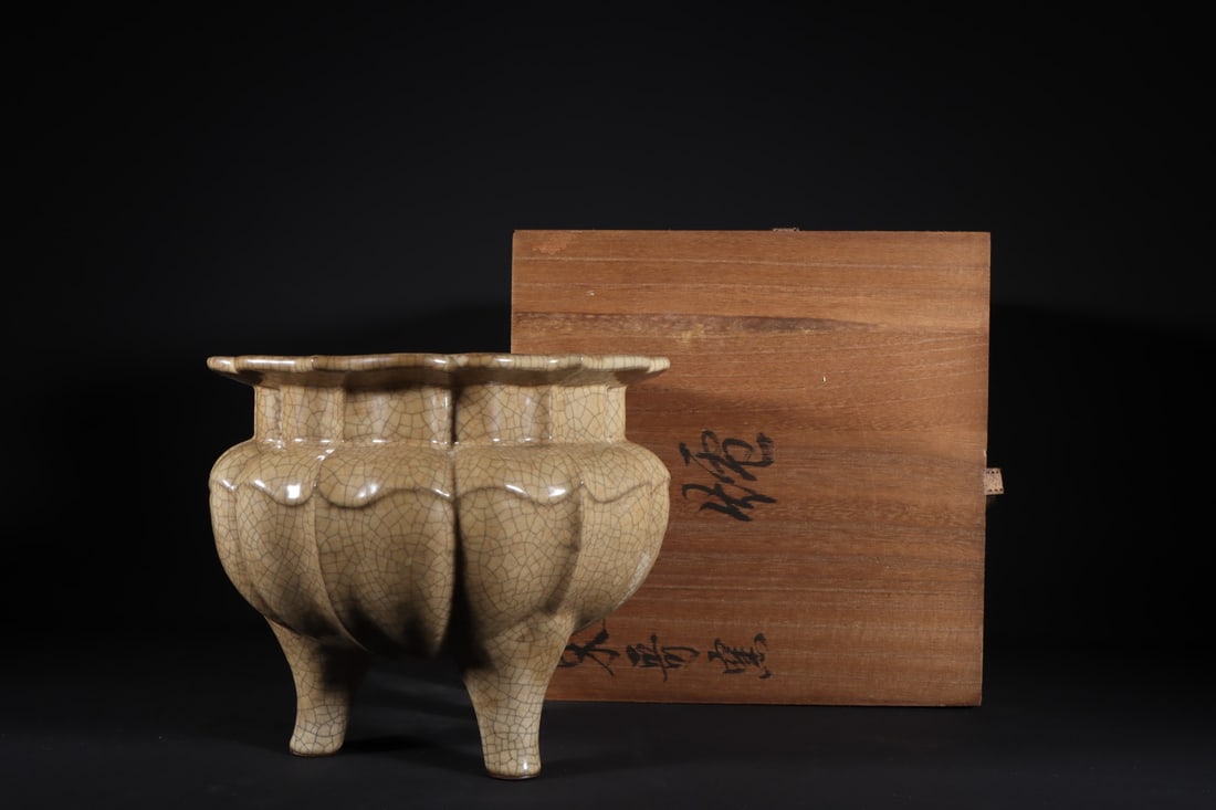 An Exquisite Ge yao Tripod Censer: An Exquisite Ge yao Tripod Censer Song Dynasty, China Size:18.2cmx22.5cm (The Dimensions Of All Batches Are Manually Measured.If You Need More Detailed Information, Please Contact Our Customer Service