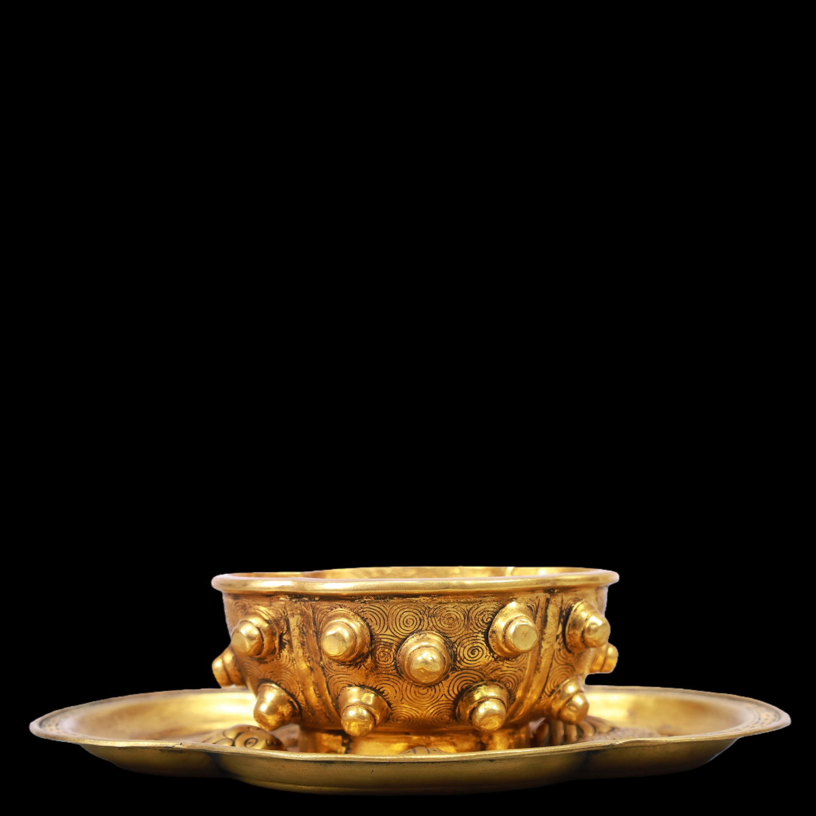 A Exquisite Gilt Bronze Auspicious Beast Pattern Cup: A Exquisite Gilt Bronze Auspicious Beast Pattern Cup Qing Dynasty, China Size:18.5cmx14cmx5cm Weight:400g (The Dimensions Of All Batches Are Manually Measured.If You Need More Detailed Information, Pl