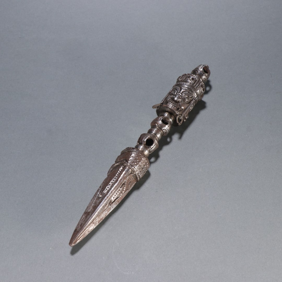 An Exquisite Iron Vajry Pestle: An Exquisite Iron Vajry Pestle Qing Dynasty, China Size:24.7cmx3.2cm Weight:662.8g (The Dimensions Of All Batches Are Manually Measured.If You Need More Detailed Information, Please Contact Our Custom