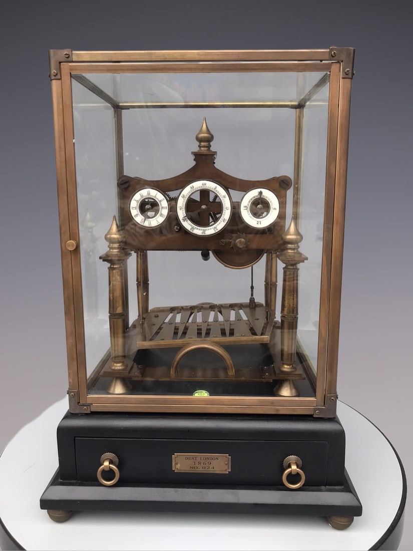 An Exquisite Bronze Clock: An Exquisite Bronze Clock Qing Dynasty, China Size:40cmx28cmx26cm (The Dimensions Of All Batches Are Manually Measured.If You Need More Detailed Information, Please Contact Our Customer Service