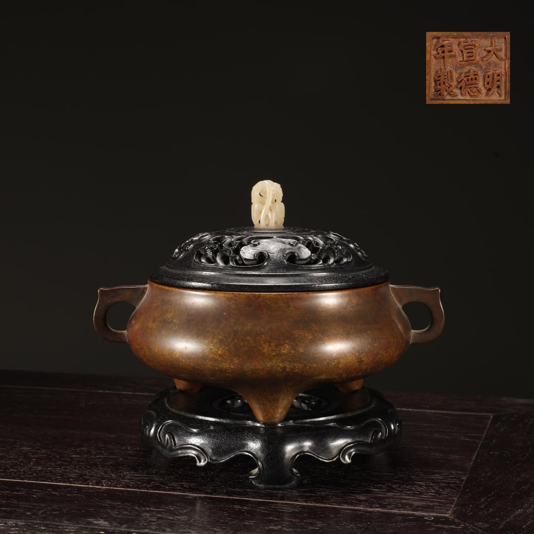 An Exquisite Bronze Inlaid White Jade Double-Ears and Tripod Censer: An Exquisite Bronze Inlaid White Jade Double-Ears and Tripod Censer Ming Dynasty, China Xuande Six-character Mark Size:14.5cmx14.8cm Weight:1300g (The Dimensions Of All Batches Are Manually