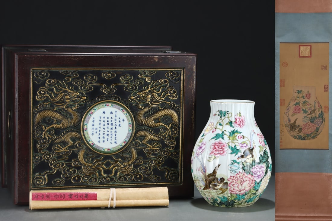 An Exquisite Famille-Rose Painted Gold Flower and Bird Pattern with poem Vase (1 of 8)