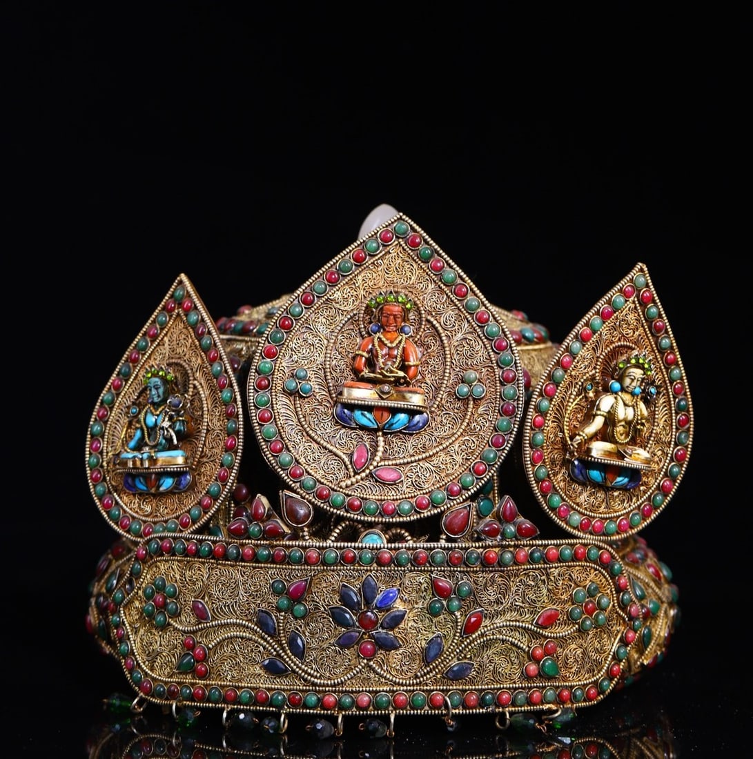 An Exquisite Silver Inlaid Gems Flower Pattern Crown: An Exquisite Silver Inlaid Gems Flower Pattern Crown Qing Dynasty, China Size:21cmx26cm Weight:2200g (The Dimensions Of All Batches Are Manually Measured.If You Need More Detailed Information,