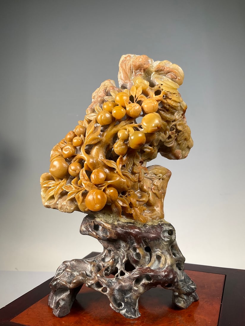 An Exquisite Qingtian Stone Peach Pattern Ornament: An Exquisite Qingtian Stone Peach Pattern Ornament Qing Dynasty, China Size:19cmx12cm (The Dimensions Of All Batches Are Manually Measured.If You Need More Detailed Information, Please Contact Our