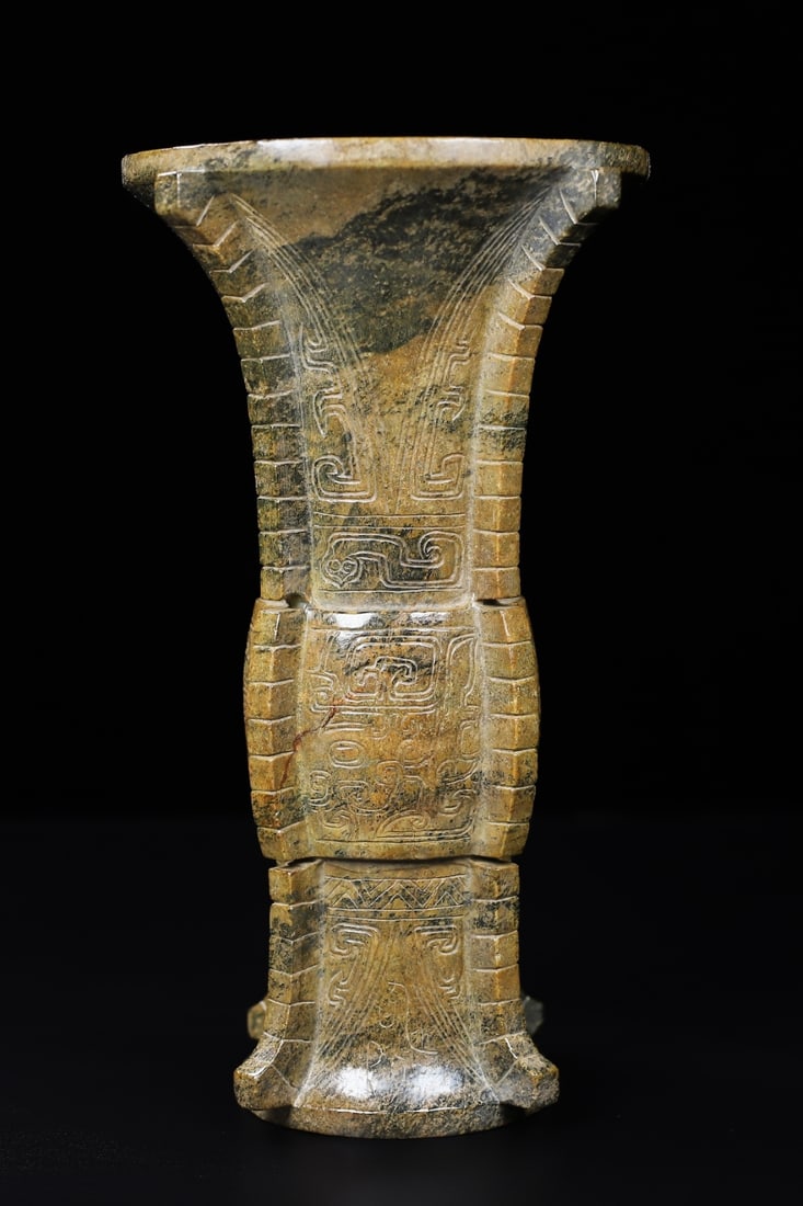 An Exquisite White Jade Dragon Pattern Vase: An Exquisite White Jade Dragon Pattern Vase S.Zhou , China Size:19.8cmx12cmx10.9cm Weight:843g (The Dimensions Of All Batches Are Manually Measured.If You Need More Detailed Information, Please Contac