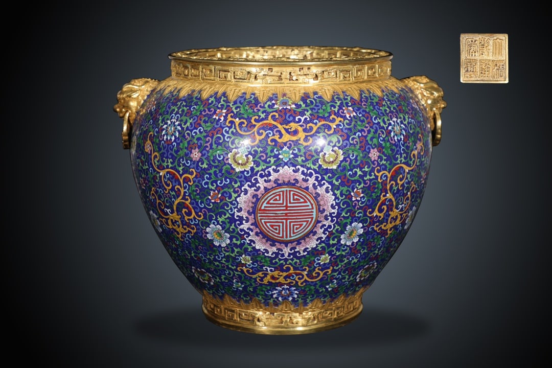 An Exquisite Cloisonne Bats and Peach Pattern Lotus Pattern Dragon Pattern Double-Ears Vat: An Exquisite Cloisonne Bats and Peach Pattern Lotus Pattern Dragon Pattern Double-Ears Vat Qing Dynasty, China Qianlong Six-character Mark Size:36.8cmx40.8cm Weight:19.2kg (The Dimensions Of All Batch