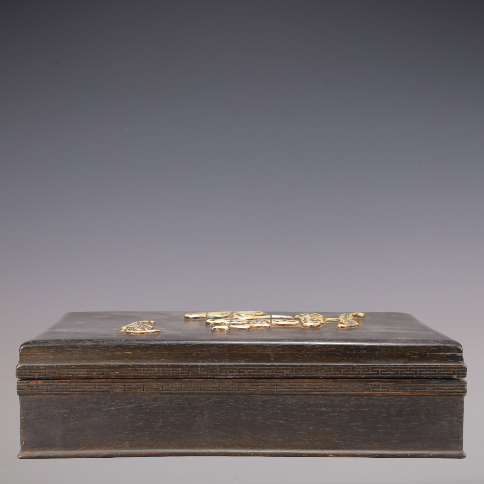 A Exquisite Zitanwood Bats Pattern Box: A Exquisite Zitanwood Bats Pattern Box Qing Dynasty, China Size:27.5cmx15.5cmx7cm Weight:800g (The Dimensions Of All Batches Are Manually Measured.If You Need More Detailed Information, Please Contact