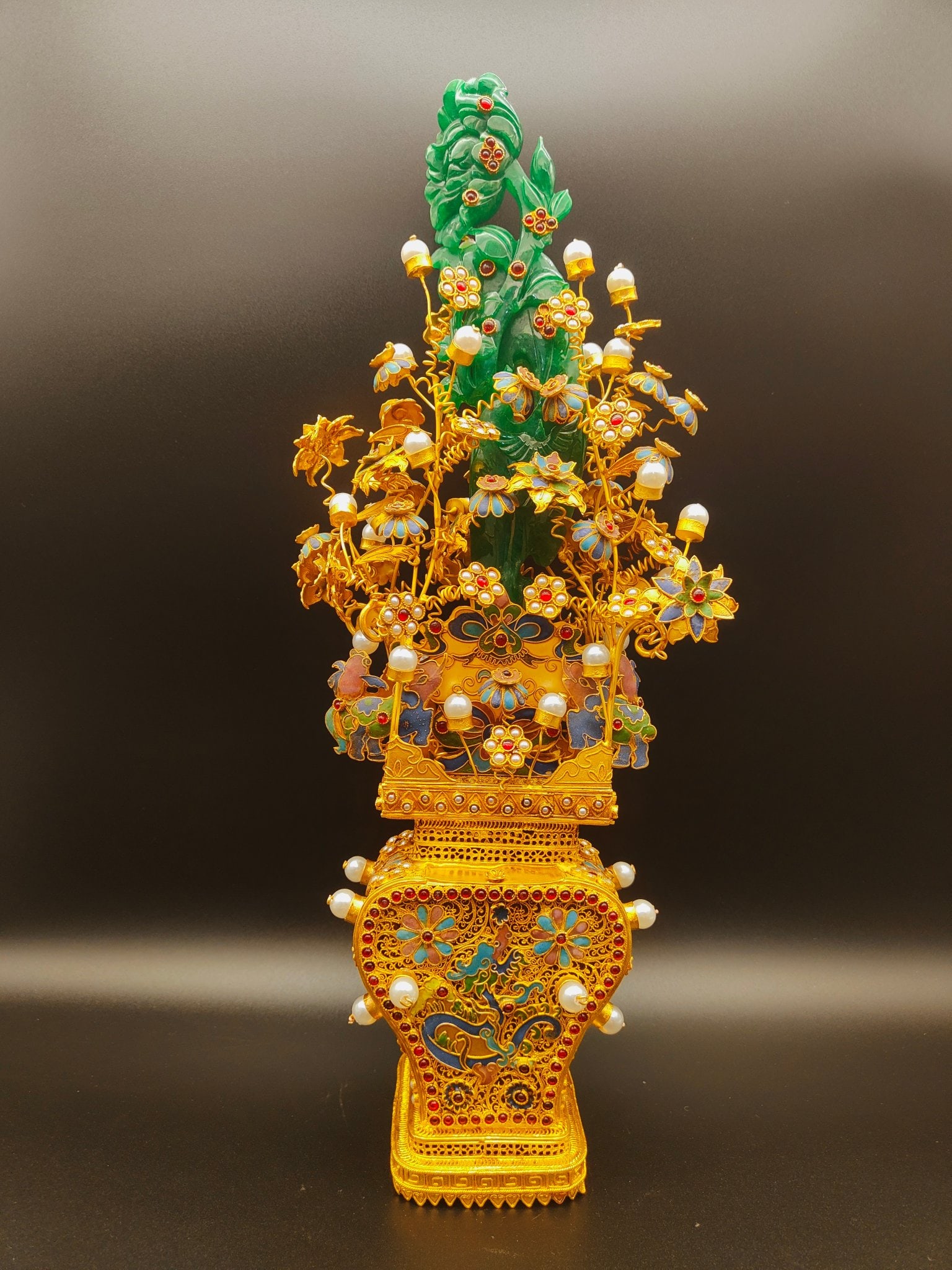 An Exquisite Gilt Bronze Inlaid Jadeite Dragon Pattern Flower Pattern Vase: An Exquisite Gilt Bronze Inlaid Jadeite Dragon Pattern Flower Pattern Vase Qing Dynasty, China Qianlong Four-character Mark Size:40cmx15cm Weight:1013g (The Dimensions Of All Batches Are Manually Meas