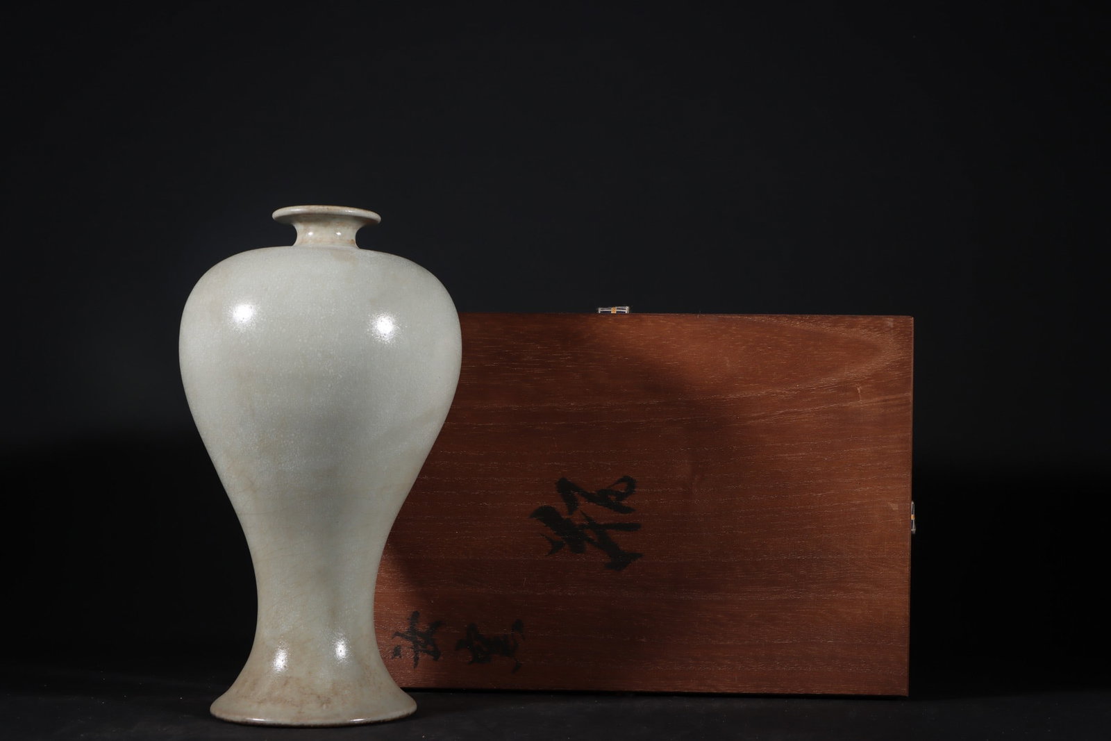 An Exquisite Ru yao Vase: An Exquisite Ru yao Vase Song Dynasty, China Size:22.7cmx11.5cm (The Dimensions Of All Batches Are Manually Measured.If You Need More Detailed Information, Please Contact Our Customer Service