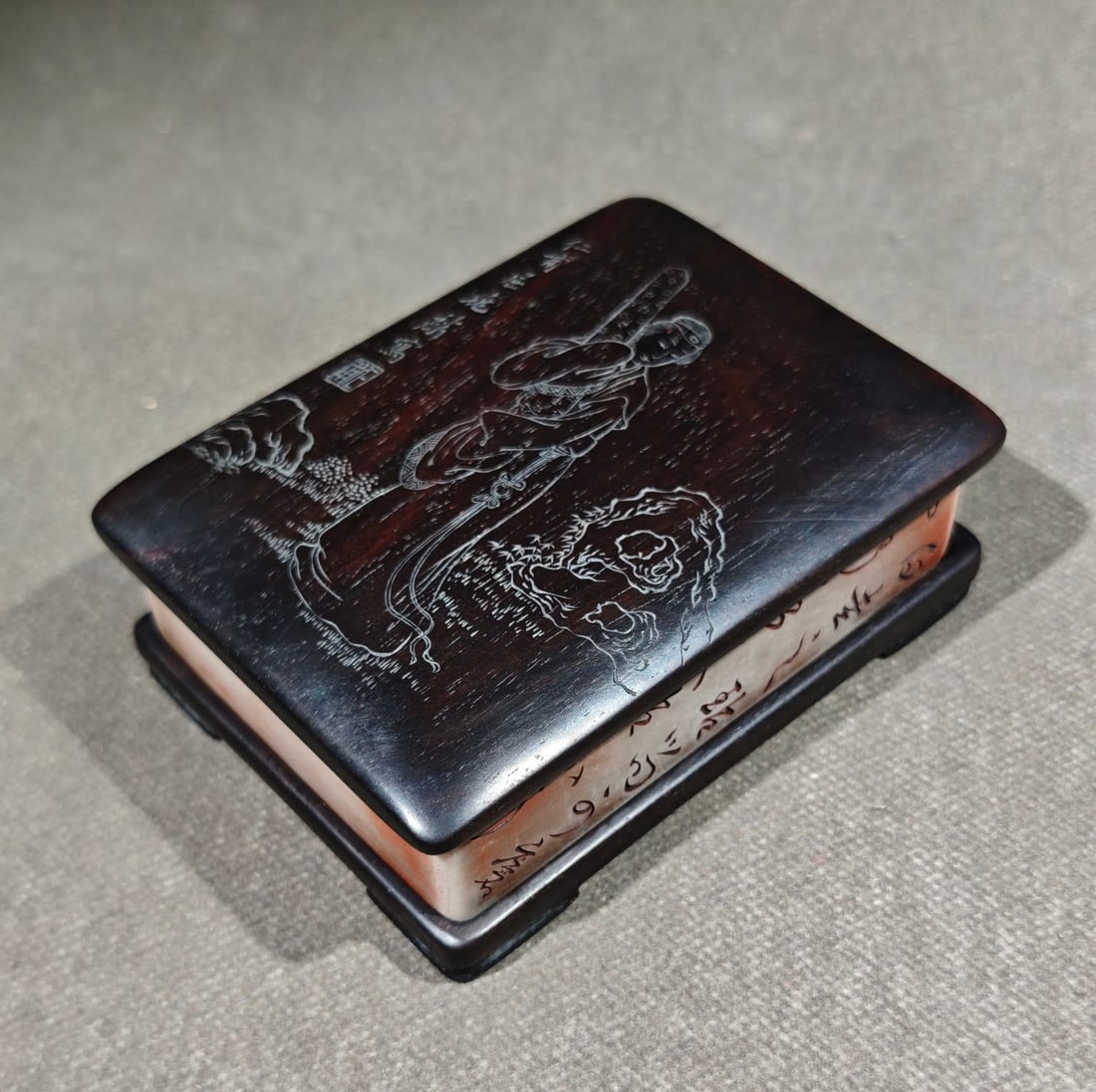 An Exquisite Landscape and Figure Pattern Inkstone: An Exquisite Landscape and Figure Pattern Inkstone Qu zhaolin Size:10.5cmx7.8cmx3.6cm (The Dimensions Of All Batches Are Manually Measured.If You Need More Detailed Information, Please Contact Our