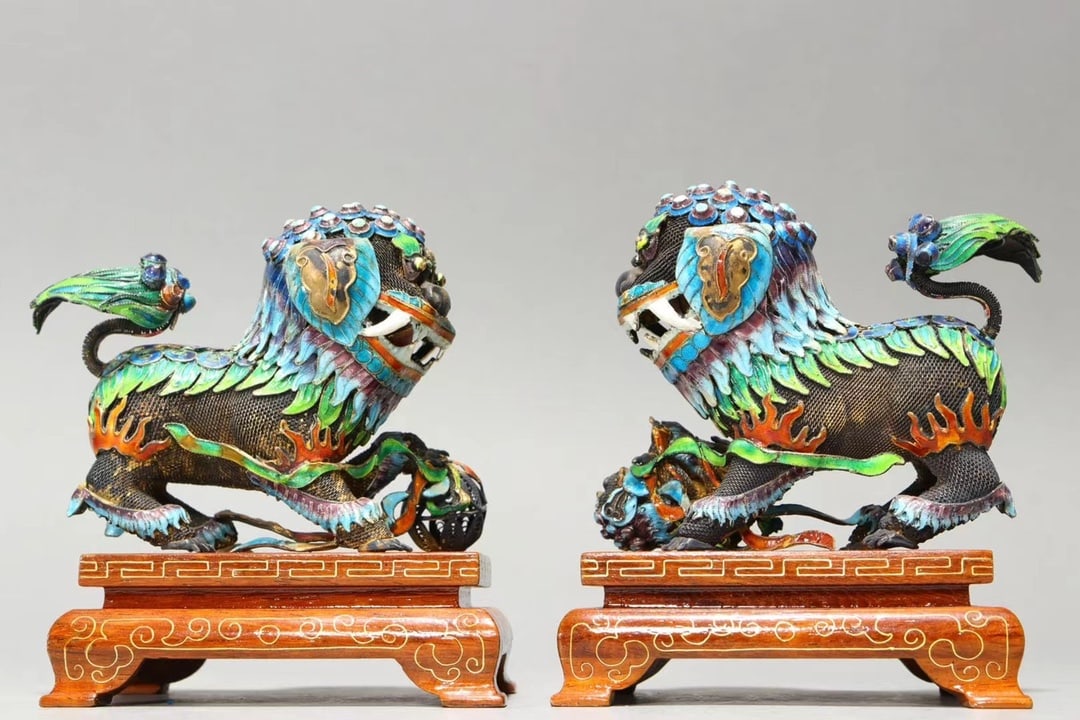 A Pair of Exquisite Silver Lion Ornament: A Pair of Exquisite Silver Lion Ornament Qing Dynasty, China Size:10cmx10cm Size:7cmx9cm Weight:433g (The Dimensions Of All Batches Are Manually Measured.If You Need More Detailed Information,