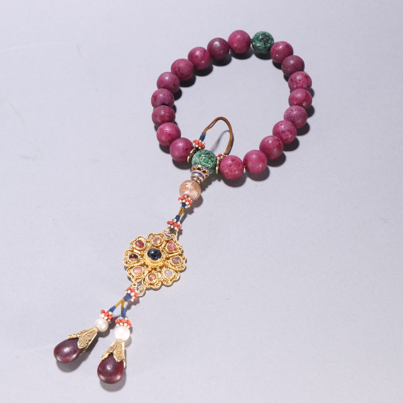 A piece of ruby eighteen hands: Ruby Eighteen Hands SIZE: Bead diameter 1.4cm W: 154.9g (The Dimensions Of All Batches Are Manually Measured.If You Need More Detailed Information, Please Contact Our Customer Service Before Bidding.)