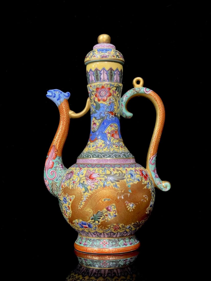 A piece made in the Qianlong era, yellow ground pattern, entwined lotus, dragons wearing flowers,: Qianlong year yellow ground pattern entwined lotus group dragon flower sea pattern phoenix alum red gilded wine pot SIZE: mouthD: 4cm H: 25cm Belly diameter 10.5cm W: 15cm Bottom diameter 7.5cm (The D