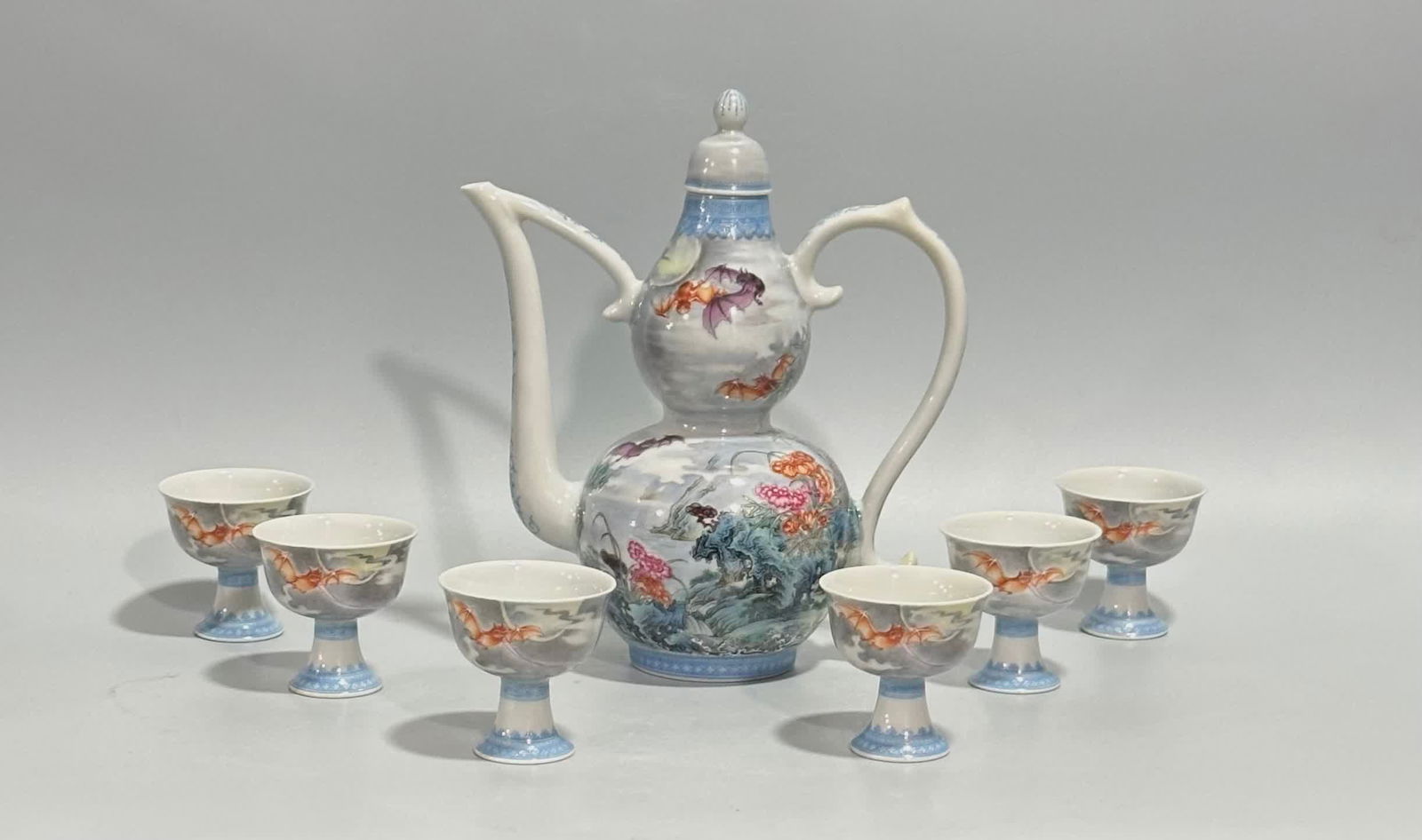 A set of Qing Yongzheng enamel colorful emerald edge blessing in front of the eyes tattooed teapot: Qing Yongzheng enamel colorful emerald edge blessing in front of the eyes of a set of teapots SIZE: H: 20.5cm Belly diameter 9.8cm Cup H: 5.5cm mouthD: 5.5cm (The Dimensions Of All Batches Are Manuall