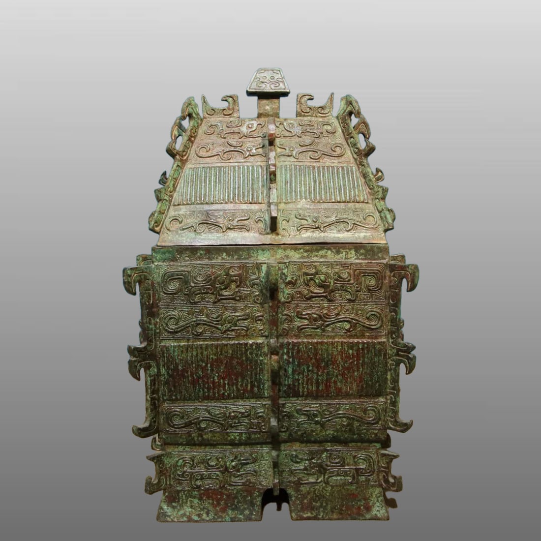 A bronze square Yi: Bronze Fangyi SIZE: L:23cm W:20.5cm H:40cm W:8.3kg (The Dimensions Of All Batches Are Manually Measured.If You Need More Detailed Information, Please Contact Our Customer Service Before Bidding.)