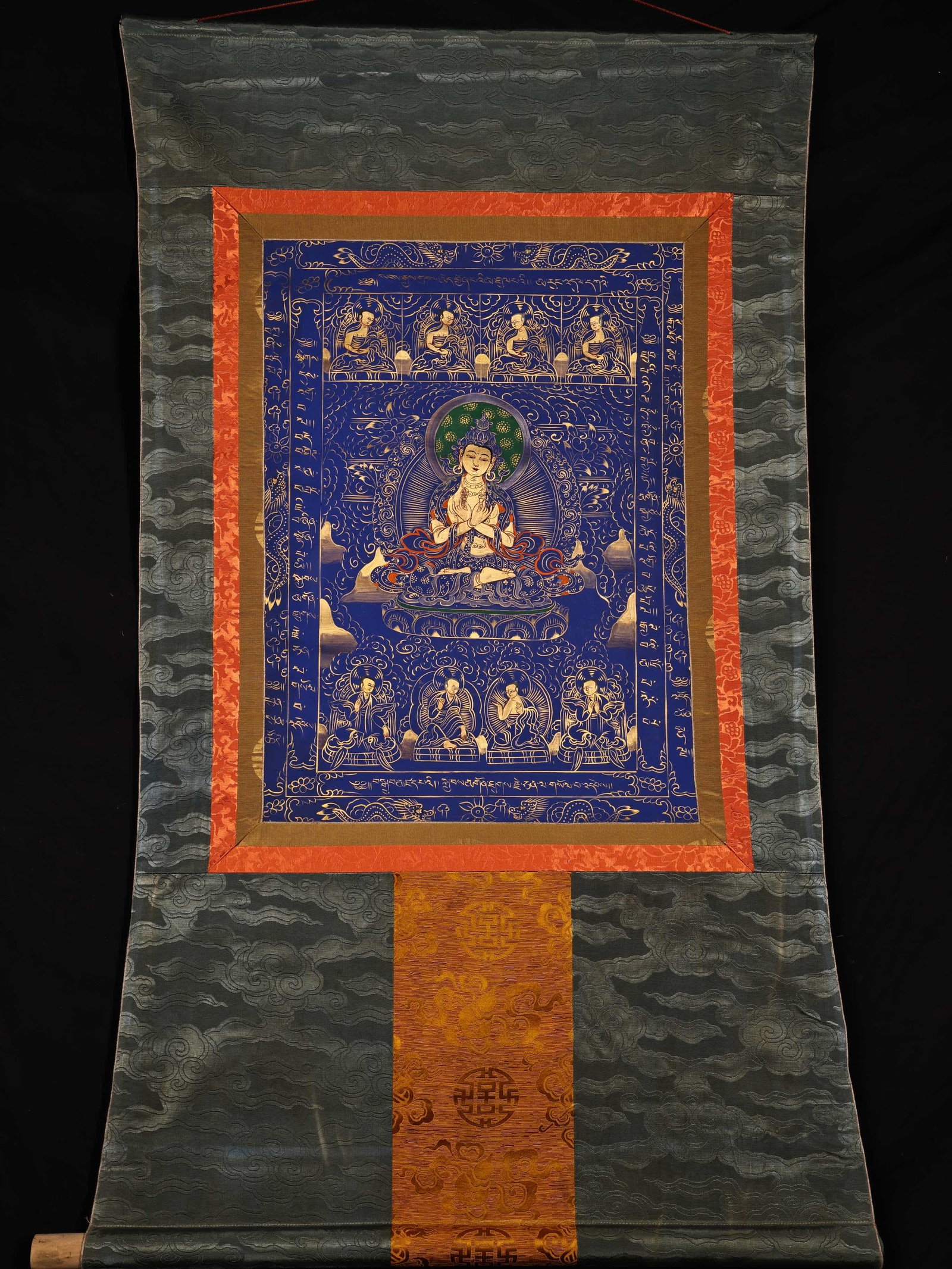 A thangka of the Buddha statue held by the Tibetan Vajra: Tibetan Vajra always holds a cloth thangka of the Buddha statue SIZE: H: 1.2m W: 68cm Painting CoreH: 56cm (The Dimensions Of All Batches Are Manually Measured.If You Need More Detailed Information, P