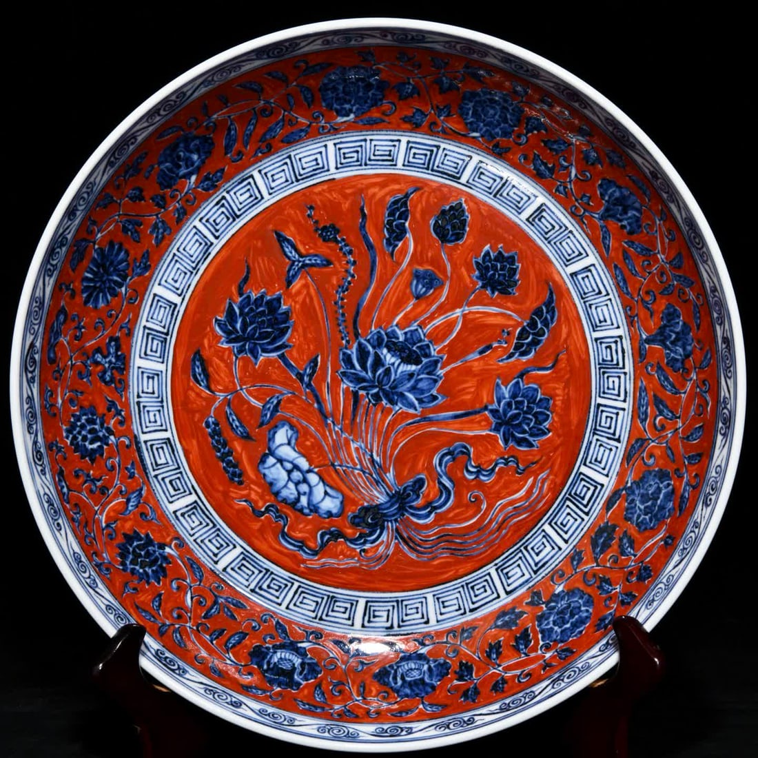 A bright blue and white alum red bouquet of lotus-patterned plates: A large plate with a lotus pattern in bright blue and white alum red SIZE: H:6.1cm D:32.6cm (The Dimensions Of All Batches Are Manually Measured.If You Need More Detailed Information, Please Contact O