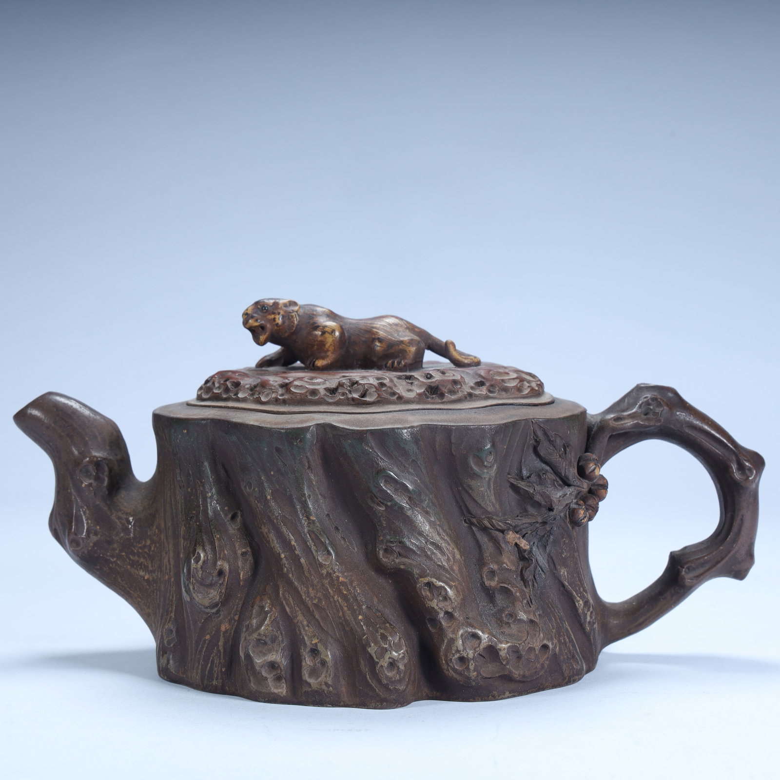 A Qing Dynasty purple sand stump-shaped auspicious beast button pot: Qing Dynasty purple sand stump-shaped auspicious beast button pot SIZE: H:10cm L:20cm W:12cm W:507g (The Dimensions Of All Batches Are Manually Measured.If You Need More Detailed Information, Please C